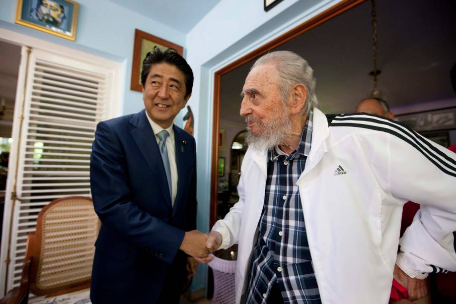 O ex-presidente de Cuba Fidel Castro e o ex primeiro-ministro do Japão, Shinzo Abe, durante um encontro em Havana, Cuba. 22/09/ 2016. O ex-presidente de Cuba Fidel Castro e o ex primeiro-ministro do Japão, Shinzo Abe, durante um encontro em Havana, Cuba. 22/09/ 2016.