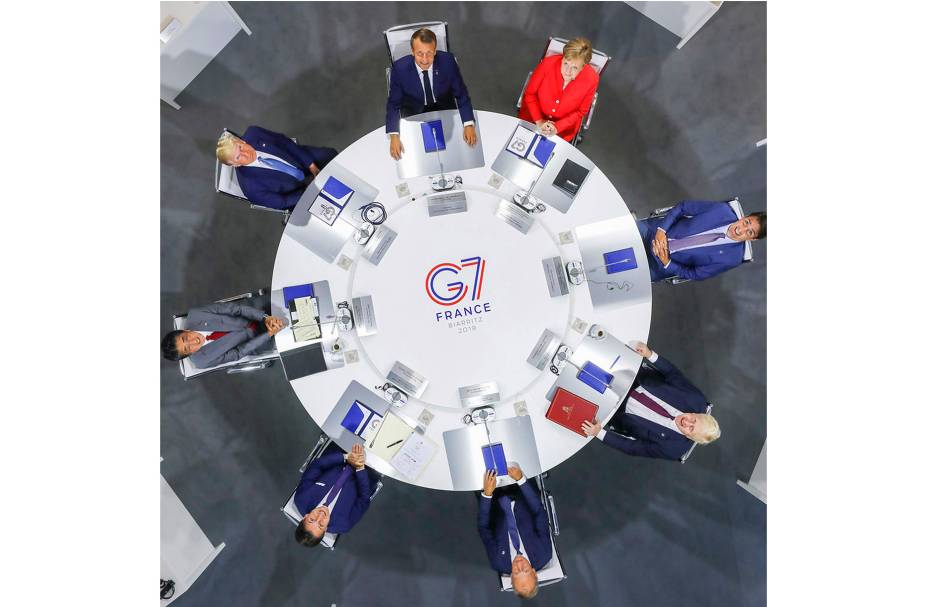 O Presidente francês Emmanuel Macron, ex presidente Donald J. Trump, o ex primeiro-ministro italiano Giuseppe Conte; ex presidente do Conselho Europeu, Donald Tusk; o ex primeiro-ministro do Japão, Shinzo Abe; o ex primeiro-ministro do Reino Unido, Boris Johnson; a ex chanceler alemã, Angela Merkel; o primeiro-ministro canadense Justin Trudeau na Cúpula do G7 na sessão de trabalho sobre economia global, em 25/08/2019, em Biarritz, França. O Presidente francês Emmanuel Macron, ex presidente Donald J. Trump, o ex primeiro-ministro italiano Giuseppe Conte; ex presidente do Conselho Europeu, Donald Tusk; o ex primeiro-ministro do Japão, Shinzo Abe; o ex primeiro-ministro do Reino Unido, Boris Johnson; a ex chanceler alemã, Angela Merkel; o primeiro-ministro canadense Justin Trudeau na Cúpula do G7 na sessão de trabalho sobre economia global, em 25/08/2019, em Biarritz, França.