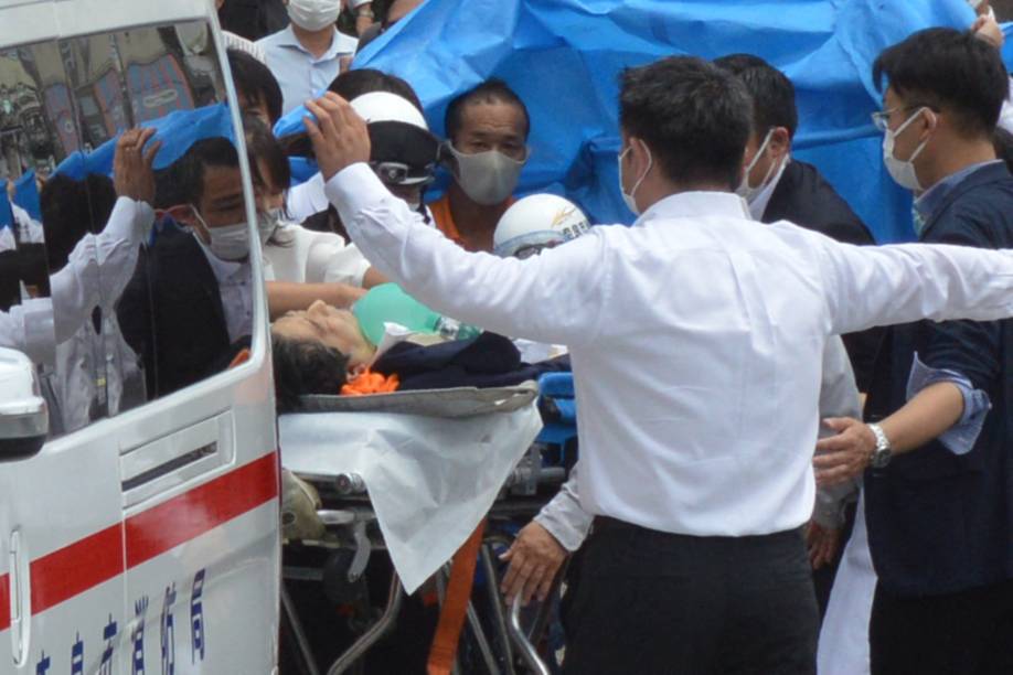 O ex primeiro-ministro Shinzo Abe é levado para uma ambulância, após ser baleado ao lado da estação Yamato Saidaiji na cidade de Nara, Japão, em 08/07/2022. O ex primeiro-ministro Shinzo Abe é levado para uma ambulância, após ser baleado ao lado da estação Yamato Saidaiji na cidade de Nara, Japão, em 08/07/2022.