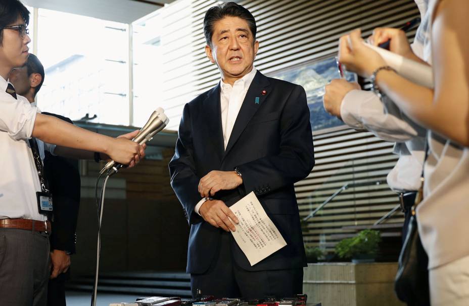 O ex primeiro-ministro japonês Shinzo Abe fala `a repórteres sobre o lançamento de míssil da Coréia do Norte, coletiva realizada em Tóquio, Japão 29/08/2017. O ex primeiro-ministro japonês Shinzo Abe fala `a repórteres sobre o lançamento de míssil da Coréia do Norte, coletiva realizada em Tóquio, Japão 29/08/2017.