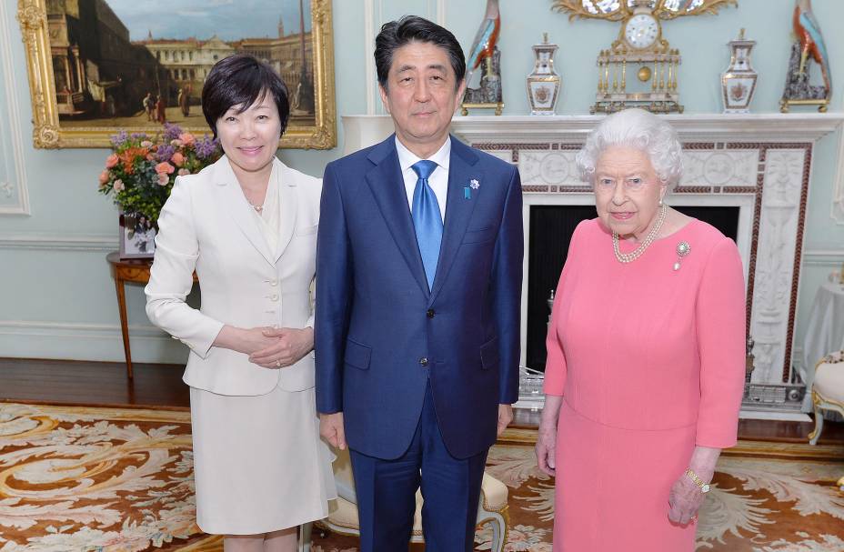 A rainha Elizabeth II da Grã-Bretanha recebe  o ex primeiro-ministro japonês Shinzo Abe e sua esposa Akie, no Palácio de Buckingham, no centro de Londres. 05/05/2016. A rainha Elizabeth II da Grã-Bretanha recebe  o ex primeiro-ministro japonês Shinzo Abe e sua esposa Akie, no Palácio de Buckingham, no centro de Londres. 05/05/2016.