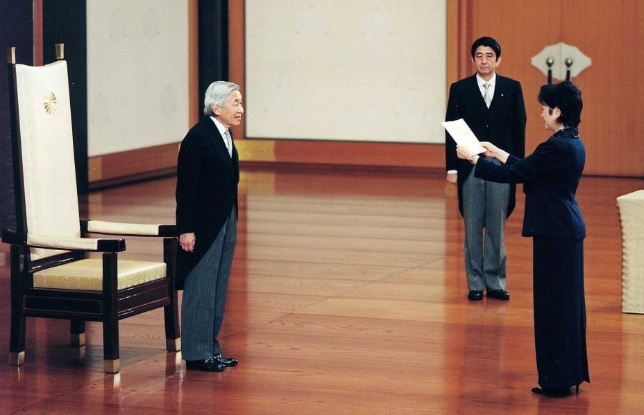 Yuriko Koike, Ministro da Defesa do Japão é apresentado ao Imperador Akihito no Palácio Imperial, enquanto o primeiro-ministro japonês Shinzo Abe observa,  Tóquio, 04/07/2007. Yuriko Koike, Ministro da Defesa do Japão é apresentado ao Imperador Akihito no Palácio Imperial, enquanto o primeiro-ministro japonês Shinzo Abe observa,  Tóquio, 04/07/2007.