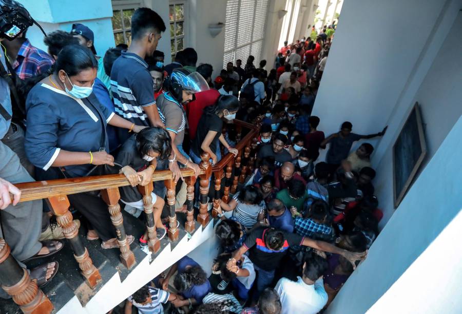 Centenas de pessoas invadem o palácio do presidente em Colombo, Sri Lanka, devido `a grande instabilidade política existente no país, 10/07/2022.