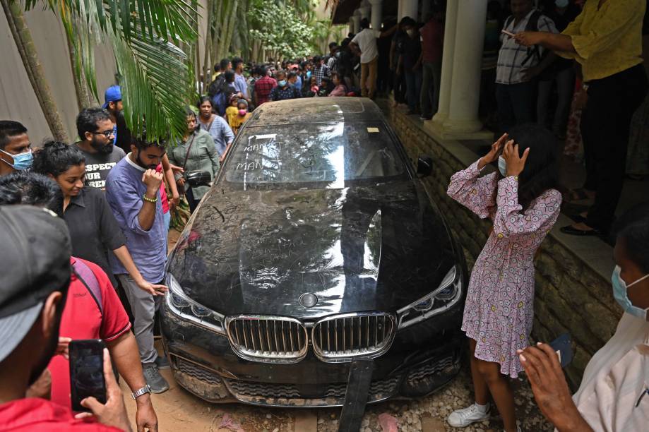 Carro presidencial é visto, após centenas de pessoas invadem o palácio do presidente em Colombo, Sri Lanka, devido `a grande instabilidade política existente no país, o presidente e o primeiro-ministro renunciaram, em 10/07/2022.