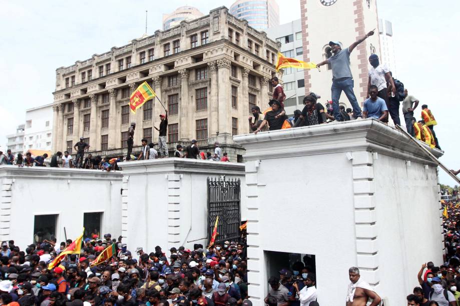 Centenas de pessoas invadem o palácio do presidente em Colombo, Sri Lanka, devido `a grande instabilidade política existente no país, o presidente e o primeiro-ministro renunciaram, em 10/07/2022.