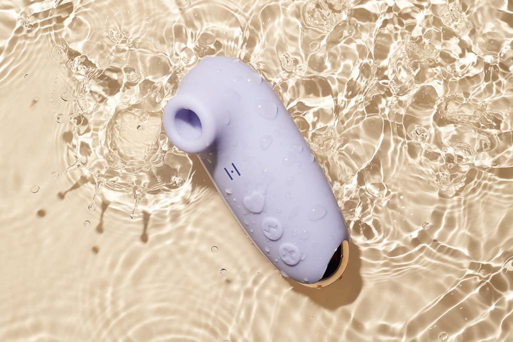 SUGADOR-ZUM-HOLISTIX-78.jpg SUGADOR - O Zum, da Holistix, simula o sexo oral por meio de ondas de pulsação. Ele tem cinco velocidades e dez programas de sucção. O material é aveludado para não agredir o clitóris. -