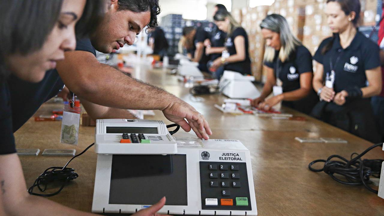 CONFIÁVEIS - Urnas eletrônicas: desde a sua implantação, nunca houve um único caso de fraude nas eleições brasileiras -