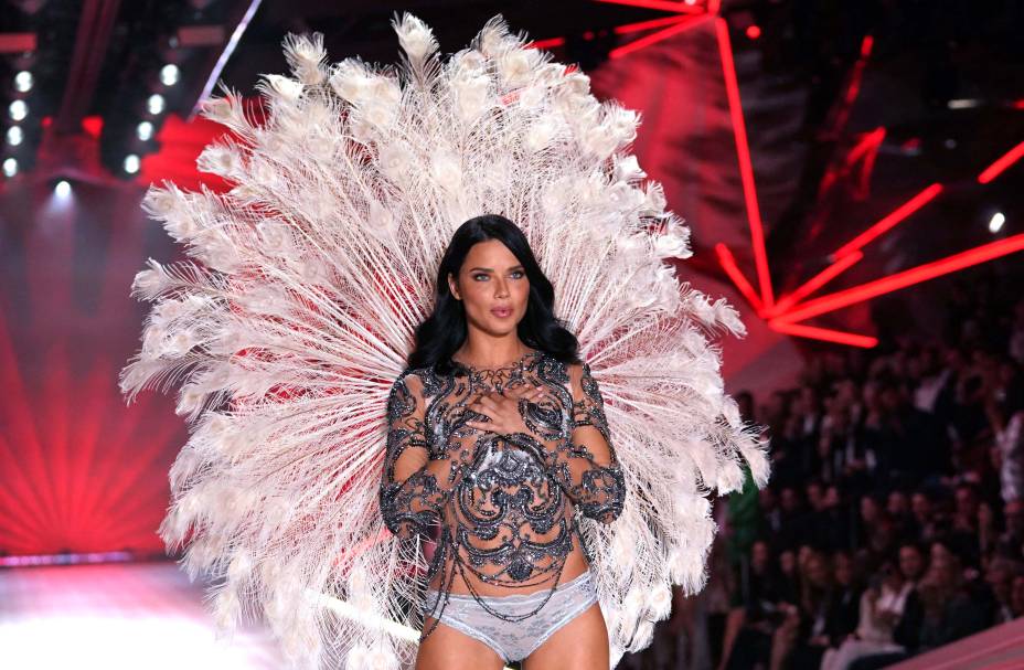 A modelo brasileira Adriana Lima desfila na passarela do Victoria's Secret Fashion Show 2018, no Pier 94 em Nova York. 08/11/2018. A modelo brasileira Adriana Lima desfila na passarela do Victoria's Secret Fashion Show 2018, no Pier 94 em Nova York. 08/11/2018.