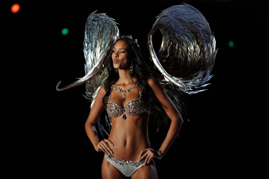 A modelo brasileira Lais Ribeiro apresenta o Champagne Nights Fantasy Bra de US$ 2 milhões da Mouawad, durante o desfile da Victoria's Secret na Mercedes-Benz Arena em Xangai, China, 20/11/2017. A modelo brasileira Lais Ribeiro apresenta o Champagne Nights Fantasy Bra de US$ 2 milhões da Mouawad, durante o desfile da Victoria's Secret na Mercedes-Benz Arena em Xangai, China, 20/11/2017.