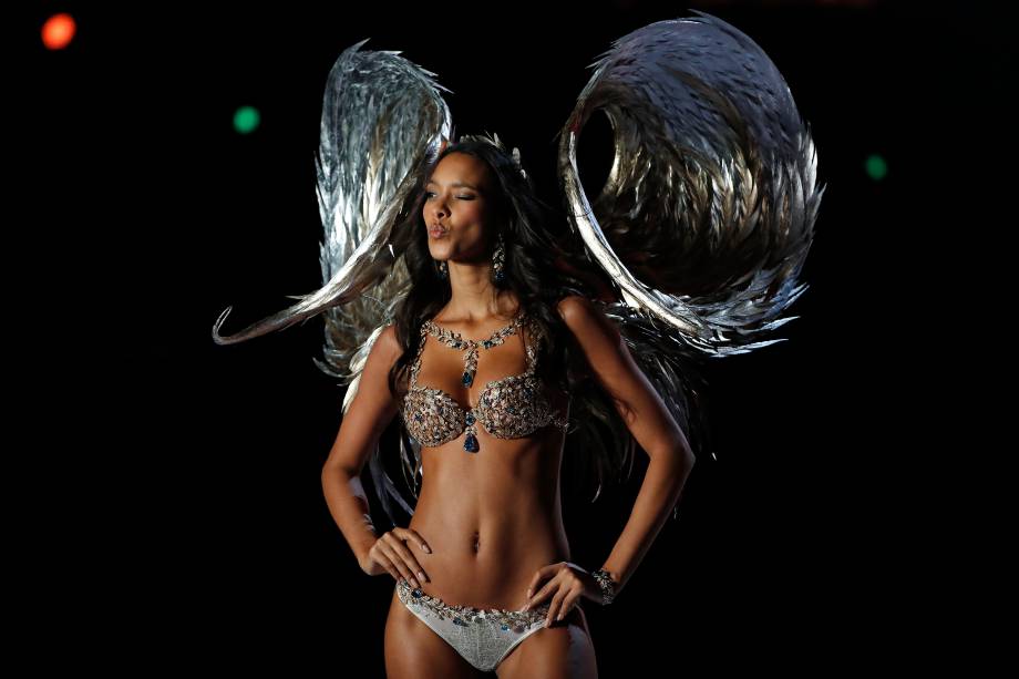 A modelo brasileira Lais Ribeiro apresenta o Champagne Nights Fantasy Bra de US$ 2 milhões da Mouawad, durante o desfile da Victoria's Secret na Mercedes-Benz Arena em Xangai, China, 20/11/2017.