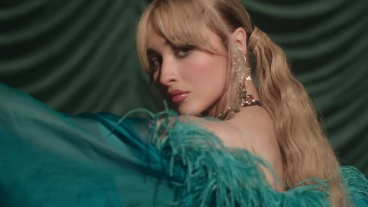 Sabrina Carpenter no clipe 'Because I Liked a Boy'