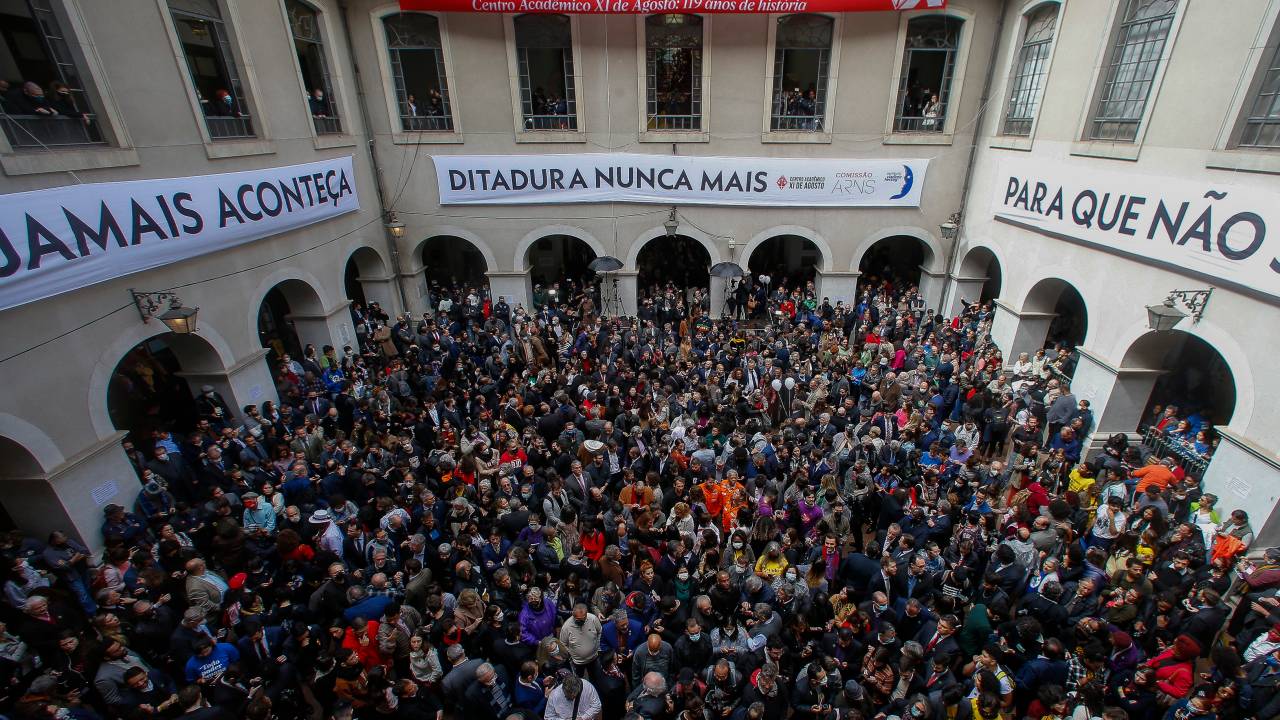 Inside view of the University of Sao Paulo's Law School during the reading of a letter for democracy in the framework of a demonstration organized by several social organizations in Sao Paulo, Brazil, on August 11, 2022. - The Faculty of Law of the University of Sao Paulo is hosting a demonstration in defense of democracy, higher courts and the Democratic State of Law. (Photo by Miguel SCHINCARIOL / AFP)