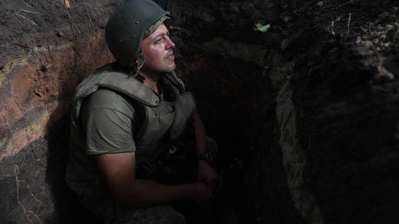 A Ukrainian soldier sits in a foxhole at a position along the front line in the Donetsk region on August 15, 2022, amid Russia's invasion of Ukraine. (Photo by Anatolii Stepanov / AFP)
