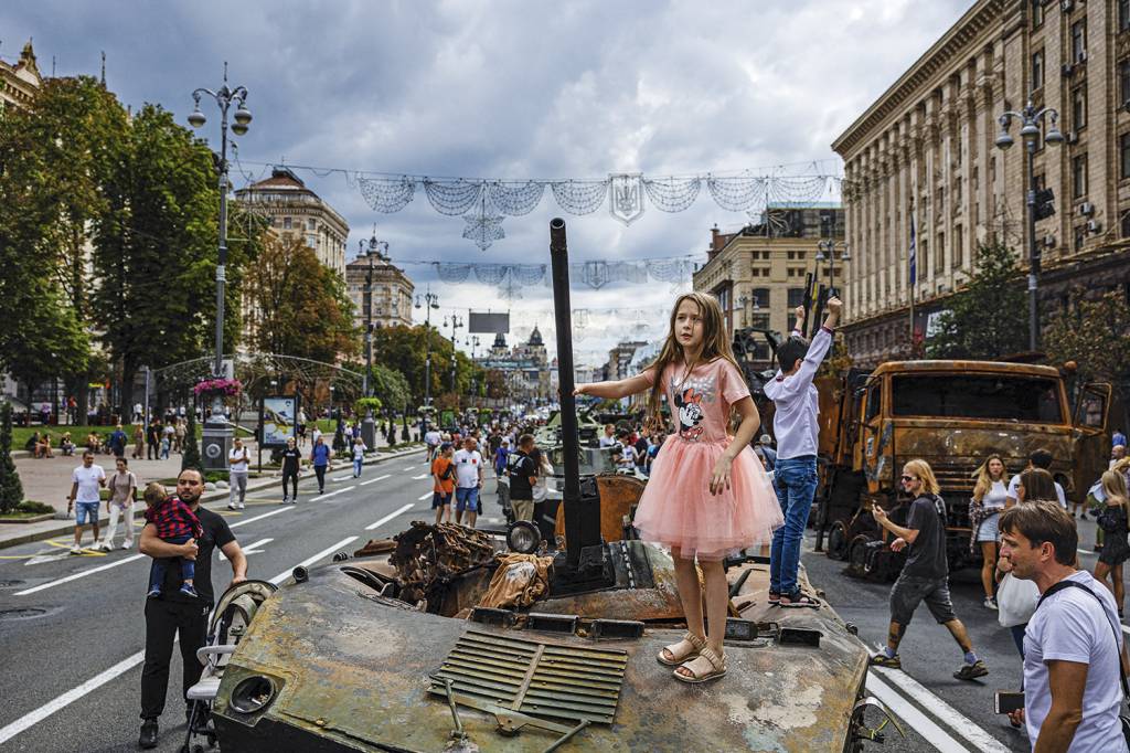 000_32GU679.jpg MUSEU - Tanques capturados em exposição em Kiev: passeio de famílias -