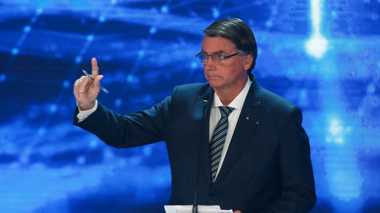 Brazilian President and re-election candidate Jair Bolsonaro (PL) gestures during the presidential debate ahead of the October 2 general election, at Bandeirantes television network in Sao Paulo, Brazil, on August 28, 2022. - Brazil's President Jair Bolsonaro faces his biggest rival for the presidency, popular leftist Luiz Inacio Lula da Silva, after days of uncertainty over whether they would participate. The debate is the first in the campaign calendar and organizers have also invited four other candidates, including former finance minister Ciro Gomes and Senator Simone Tebet. (Photo by Miguel SCHINCARIOL / AFP)