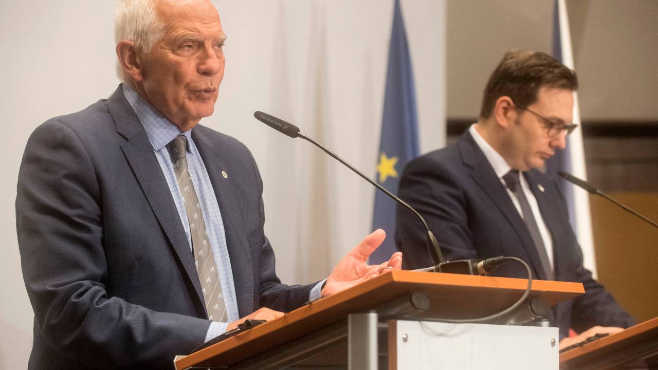 Czech Foreign Minister Jan Lipavsky (R) and the European Union's High Representative for Foreign Affairs and Security Policy Josep Borrell (L) give a press conference after an informal meeting of EU Foreign Ministers (Gymnich) on August 31, 2022 in Prague, Czech Republic. (Photo by Michal Cizek / AFP)