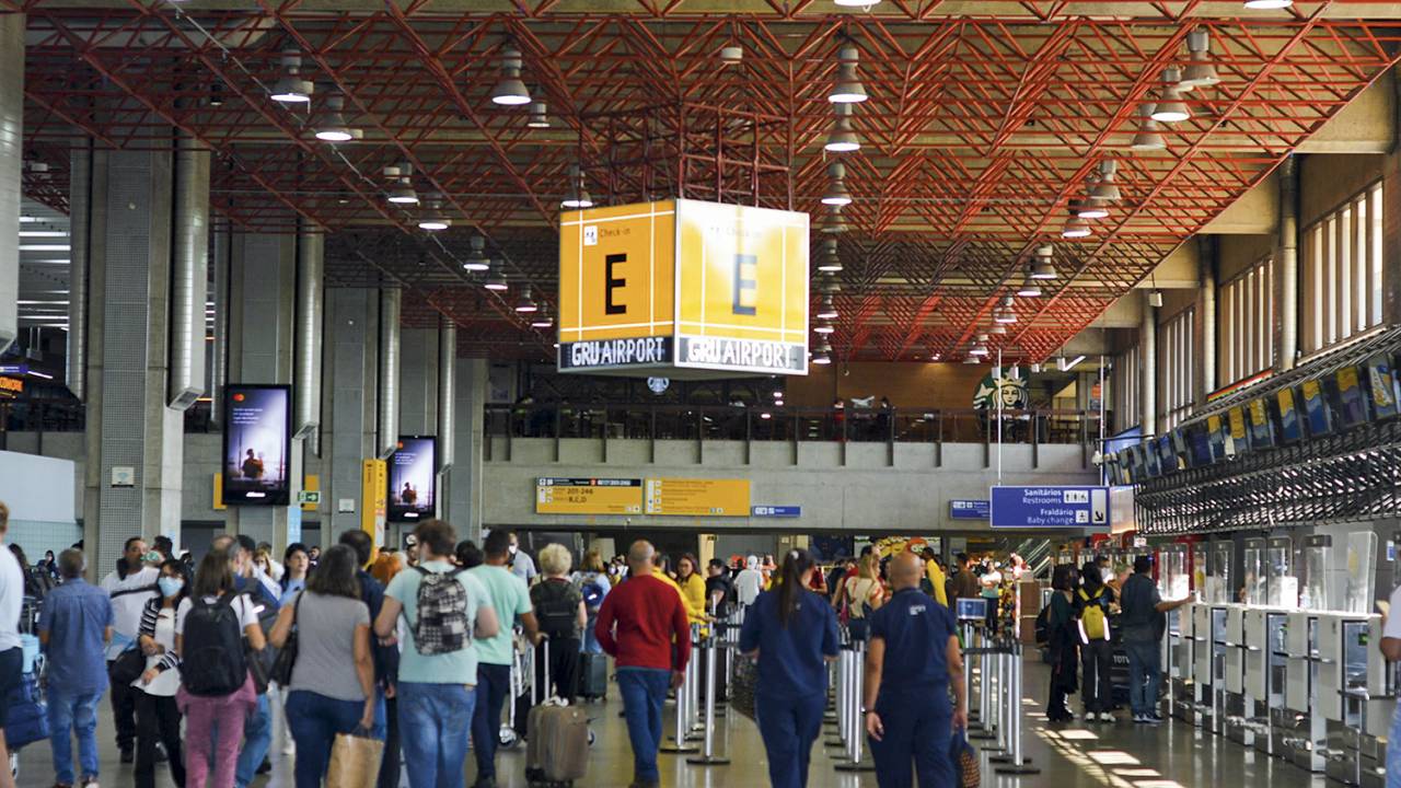 VELHO NORMAL - Filas em Guarulhos: o aeroporto mais movimentado do país -