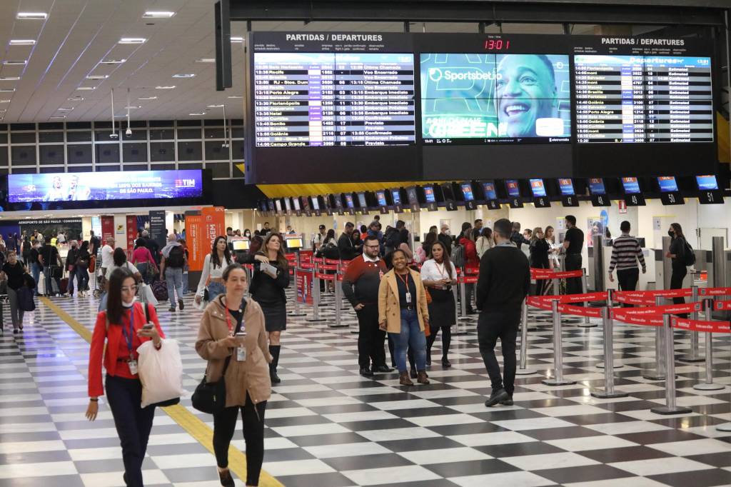 Tripulantes aéreos decidem manter greve nesta segunda-feira