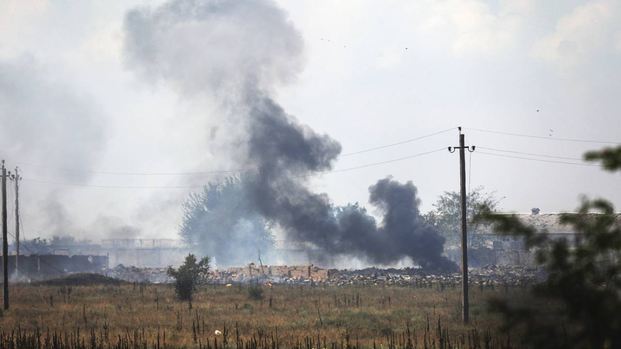 DE SURPRESA - Incêndio em paiol do Exército russo na Crimeia: agentes infiltrados atacam em três frentes -