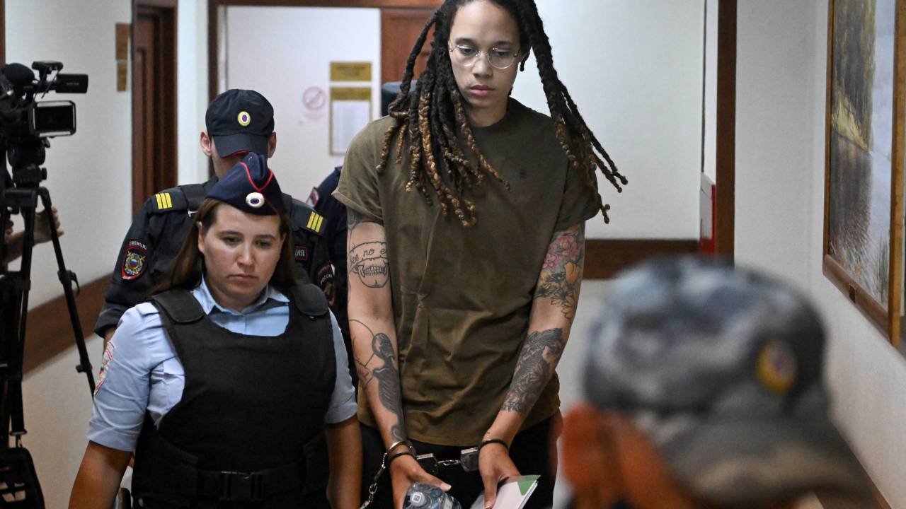 US basketball player Brittney Griner (C) is escorted by police before a hearing during her trial on charges of drug smuggling, in Khimki, outside Moscow on August 2, 2022. - Griner was detained at Moscow's Sheremetyevo airport in February 2022 just days before Moscow launched its offensive in Ukraine. She was charged with drug smuggling for possessing vape cartridges with cannabis oil. Speaking at the trial on July 27, Griner said she still did not know how the cartridges ended up in her bag. (Photo by Natalia KOLESNIKOVA / AFP)