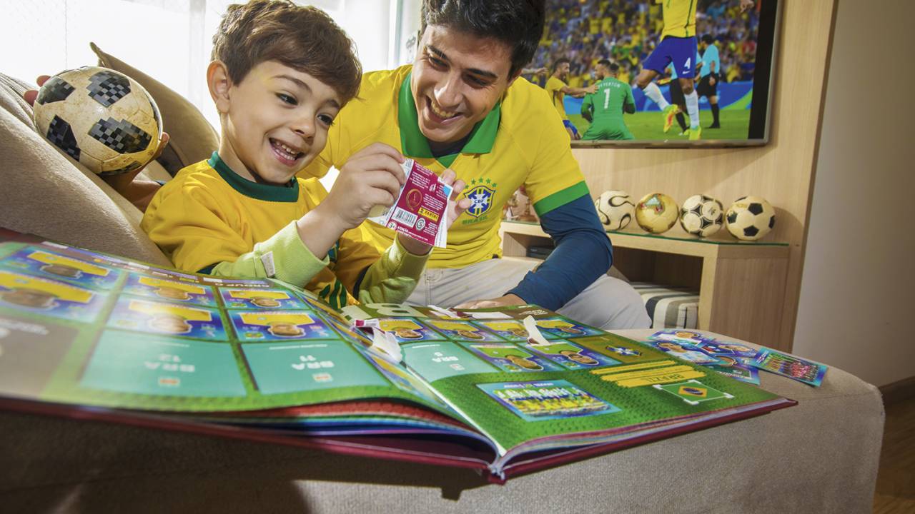 APRENDIZADO - César e Dante, de 4 anos: o menino já conhece as bandeiras -