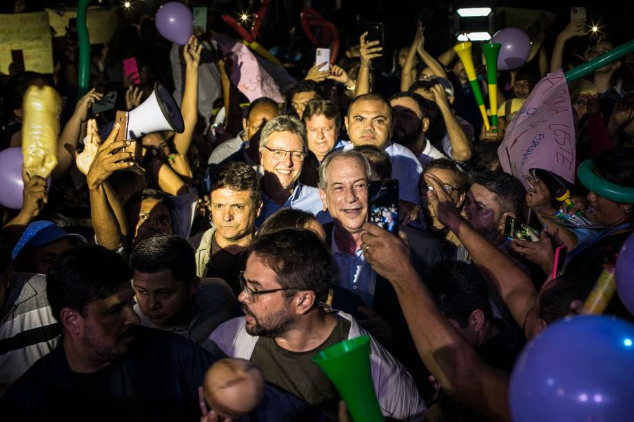 Ciro Gomes, candidato `a presidência da República pelo PDT, no estado do Amazonas, acompanhado por seus eleitores, 01/08/2022.