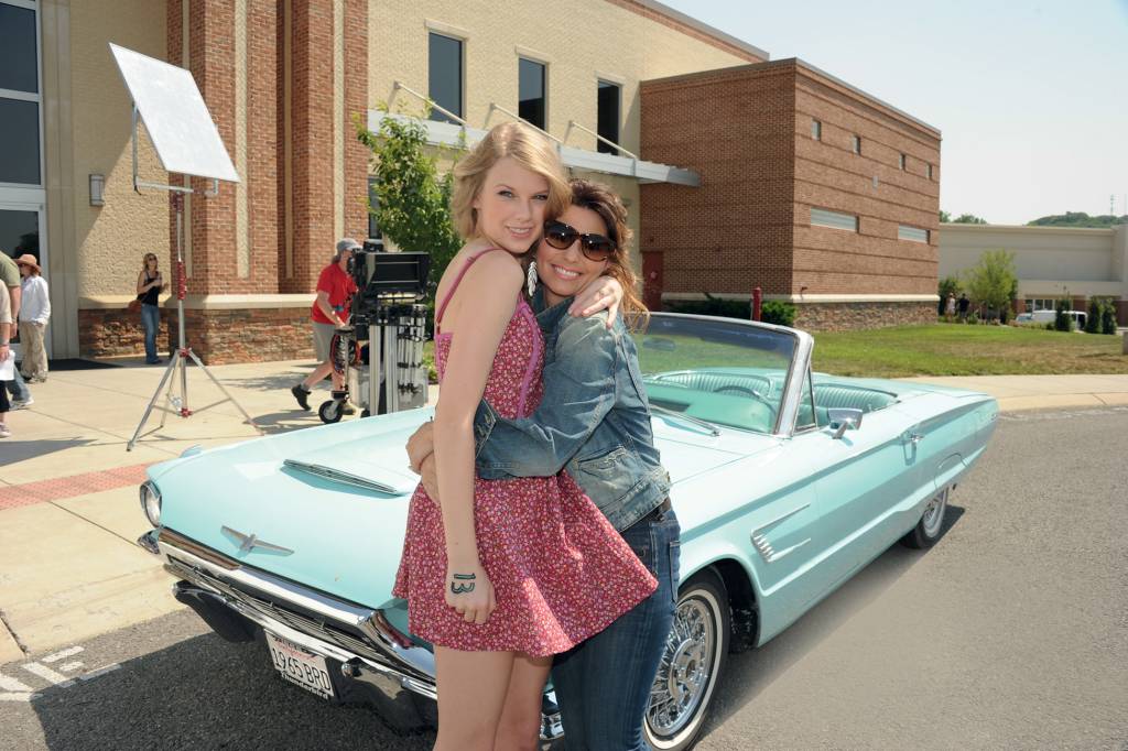 Shania Twain & Taylor Swift Recreate “Thelma & Louise” For CMT Music Awards PUPILA - Taylor Swift com sua diva: elas compartilham a jornada do country ao pop -