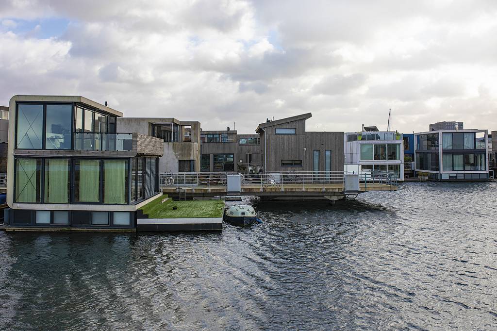 GettyImages-1201516061.jpg TECNOLOGIA - Casas flutuantes na Holanda: especialidade do país que tem um terço do território abaixo do nível do mar -