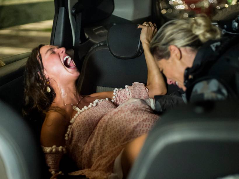 Jeiza (Paolla Oliveira) e Ritinha (Isis Valverde) na novela " A Força do Querer", em 2017