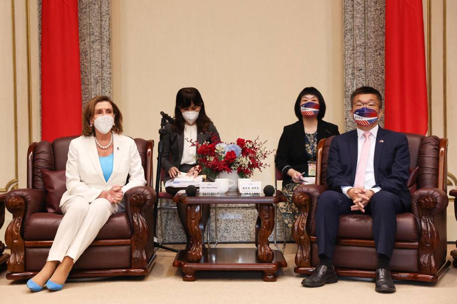 A presidente da Câmara dos EUA, Nancy Pelosi , participando de uma reunião com a vice-presidente do Parlamento de Taiwan, Tsai Chi-chang, no Parlamento em Taipei, 03/08/2022.