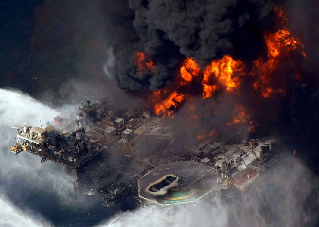 Foto aérea no Golfo do México, `a mais de 50 milhas da Louisiana, a plataforma de petróleo Deepwater Horizon em chamas. 21/04/2010. Foto aérea no Golfo do México, `a mais de 50 milhas da Louisiana, a plataforma de petróleo Deepwater Horizon em chamas. 21/04/2010.