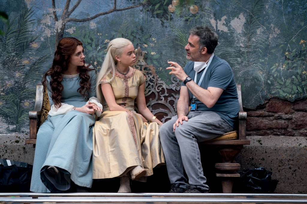 PING A CASA DO DRAGAO.jpg BASTIDORES - Miguel no set com Emily e Milly: hermano em Westeros -
