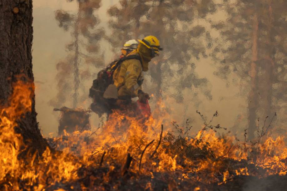 Bombeiro no combate `a incêndio, próximo de Mariposa, Califórnia, em 24/07/2022.