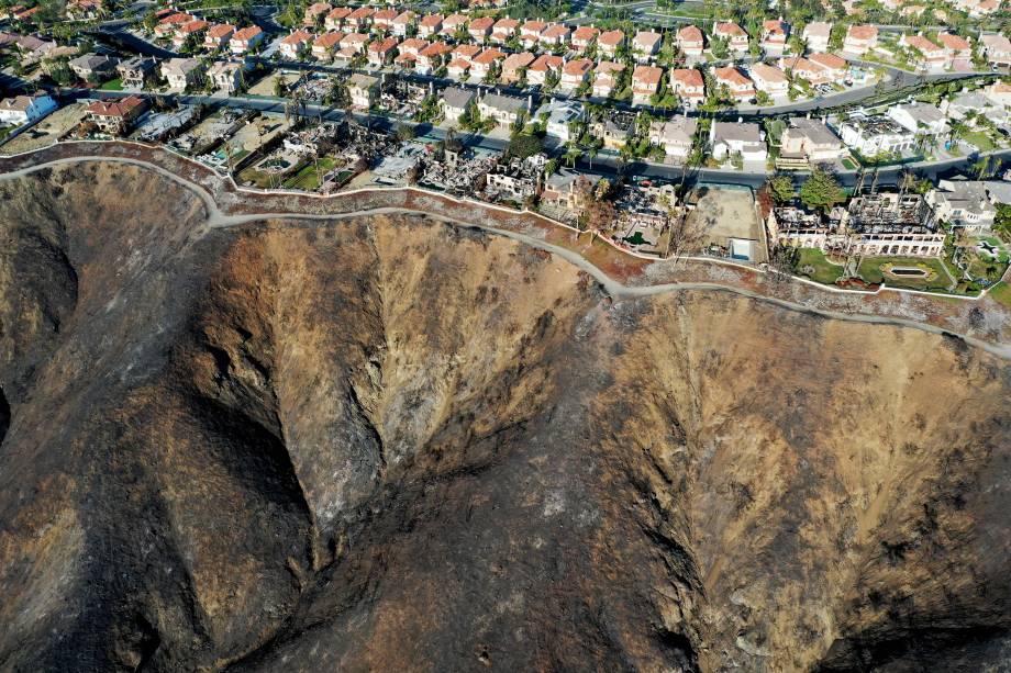 Vista aérea mostra casas nas encostas destruídas pelo incêndio florestal, em Laguna Niguel, Califórnia, 17/06/2022.