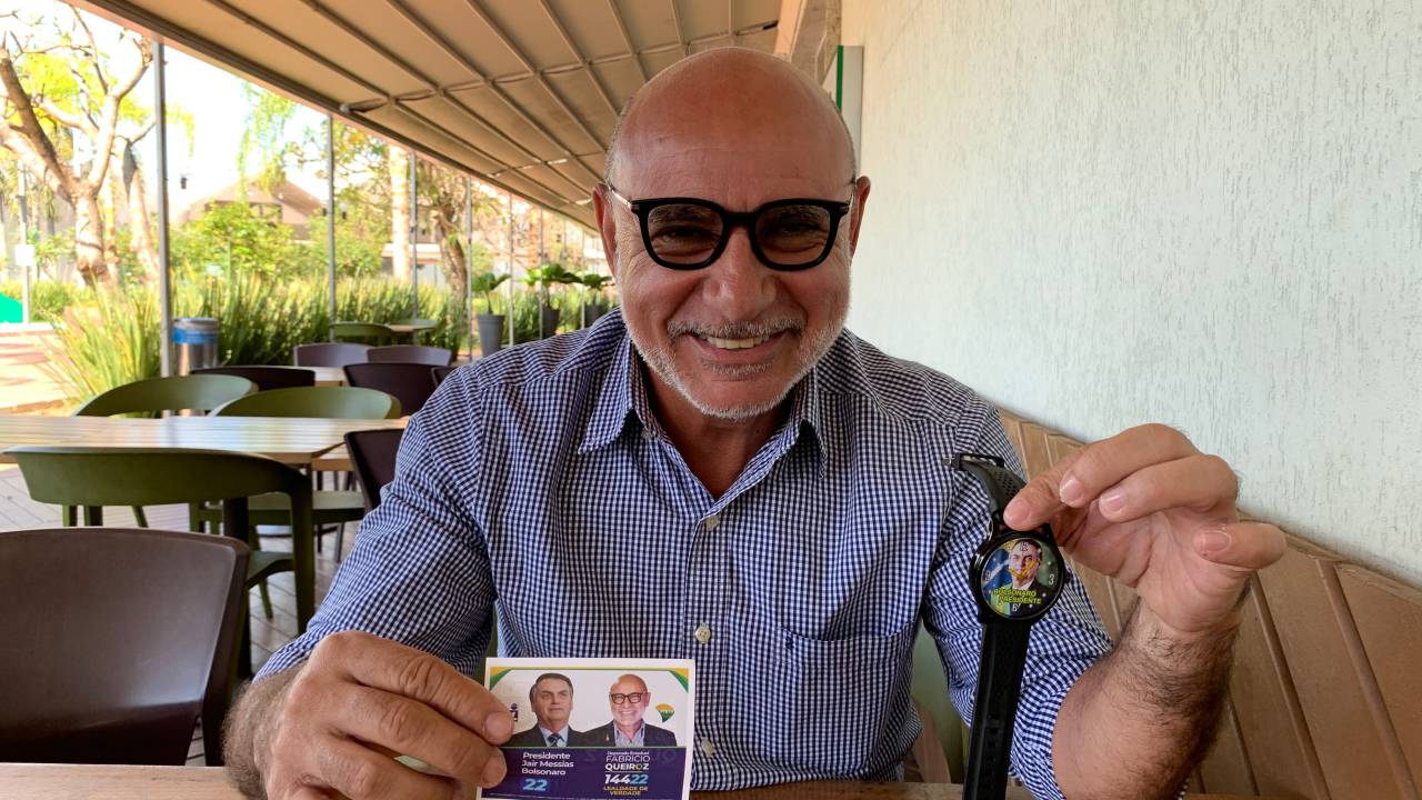 Queiroz, em franca campanha: seguiu a dica da família, fez santinhos ao lado de Bolsonaro e ainda usa um relógio com a foto do presidente