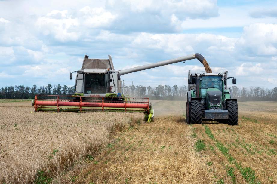 Agricultores colhem cevada em um campo na região ucraniana de Kharkiv, em 18/07/ 2022.