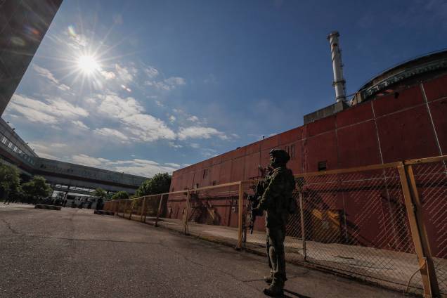 Militar russo de guarda em frente à primeira unidade de energia da Usina Nuclear de Zaporizhzhia em Enerhodar, sudeste da Ucrânia, 01/07/2022. Militar russo de guarda em frente à primeira unidade de energia da Usina Nuclear de Zaporizhzhia em Enerhodar, sudeste da Ucrânia, 01/07/2022.