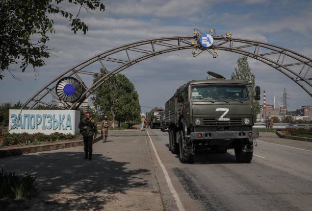 Veículos militares russos em frente à Central Nuclear de Zaporizhzhia em Enerhodar, sudeste da Ucrânia, 01/07/2022. Veículos militares russos em frente à Central Nuclear de Zaporizhzhia em Enerhodar, sudeste da Ucrânia, 01/07/2022.