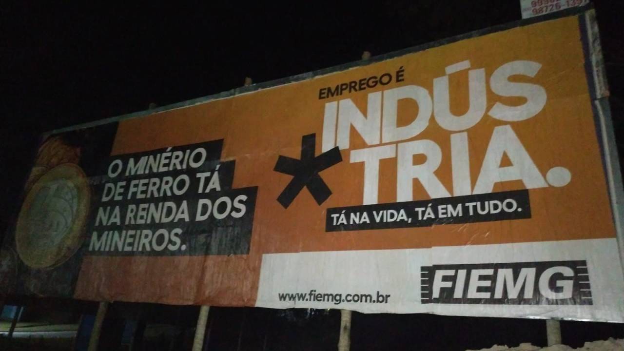 INSENSIBILIDADE - Outdoor foi instalado na entrada da cidade pela Federação de Indústrias de MG