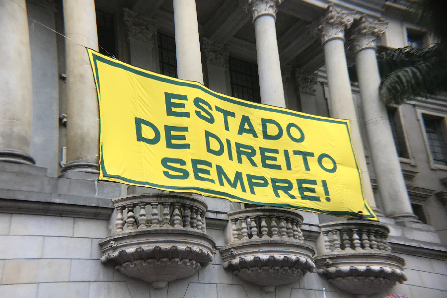 69% dos brasileiros preferem a democracia, aponta Datafolha