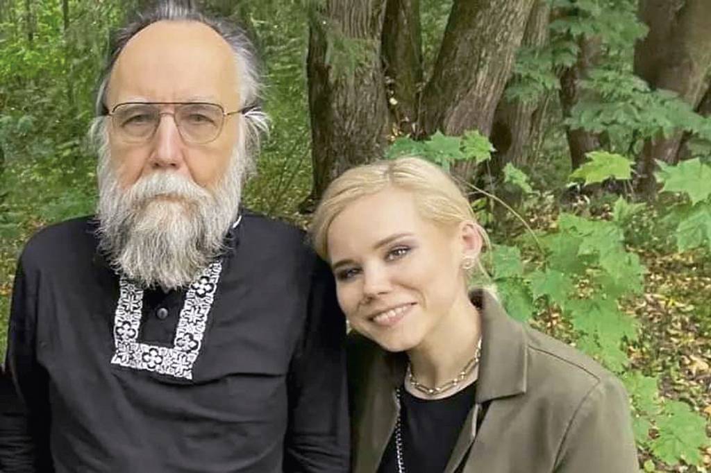 cropDARIA-DUGINA-ALEXANDER-DUGIN-PAI-2022-01.jpg MOSCOU NA MIRA - Dugin com a filha: atentado a bomba matou Daria em um subúrbio da capital -