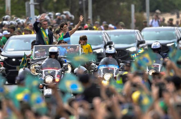 Jair Bolsonaro ao lado da primeira-dama Michelle Bolsonaro durante o desfile militar, em Brasília - Jair Bolsonaro ao lado da primeira-dama Michelle Bolsonaro durante o desfile militar, em Brasília -