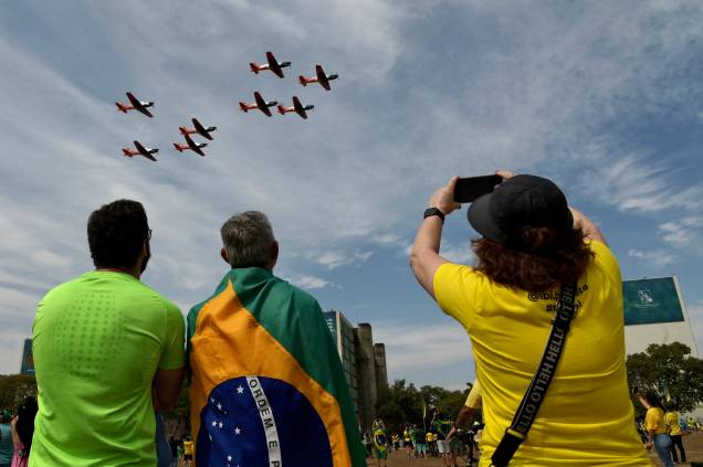 Apoiadores de Jair Bolsonaro durante o desfile militar - Apoiadores de Jair Bolsonaro durante o desfile militar -