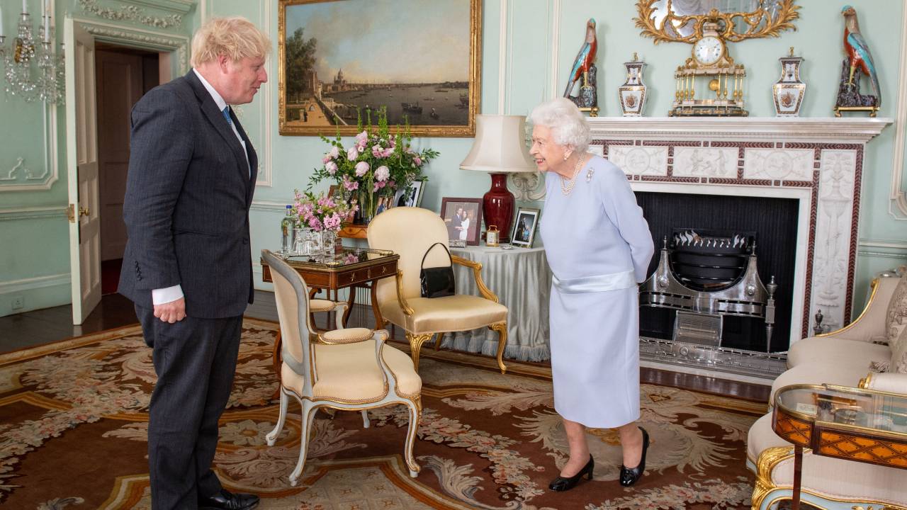 (FILES) In this file photo taken on June 23, 2021 Britain's Queen Elizabeth II greets Britain's Prime Minister Boris Johnson during an audience at Buckingham Palace in central London, the Queen's first in-person weekly audience with the Prime Minister since the start of the coronavirus pandemic. - Queen Elizabeth II, the longest-serving monarch in British history and an icon instantly recognisable to billions of people around the world, has died aged 96, Buckingham Palace said on September 8, 2022. Her eldest son, Charles, 73, succeeds as king immediately, according to centuries of protocol, beginning a new, less certain chapter for the royal family after the queen's record-breaking 70-year reign. (Photo by Dominic Lipinski / POOL / AFP)