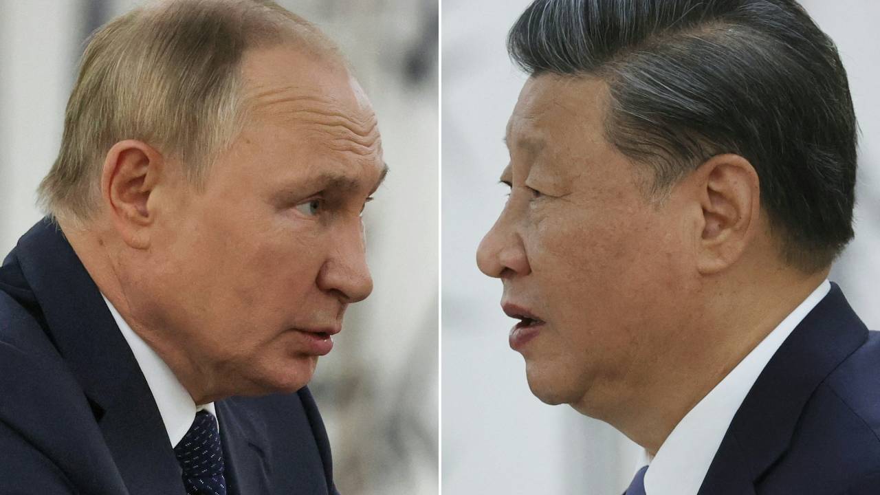 (COMBO) This combination of pictures created on September 15, 2022 shows Russian President Vladimir Putin and China's President Xi Jinping during their meeting on the sidelines of the Shanghai Cooperation Organisation (SCO) leaders' summit in Samarkand. (Photo by Alexandr Demyanchuk / SPUTNIK / AFP)