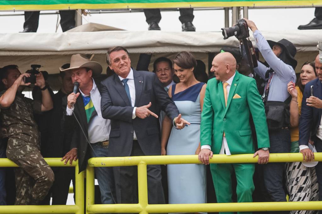 Comemorações 7 de Setembro em Brasília Presidente Bolsonaro e primeira dama Michelle Bolsonaro discursam durante comemoração do Bicentenário da Indepedência do Brasil, neste feriado de sete de setembro, em Brasília. O presidente estava acompanhado de apoiadores, como o empresário Luciano Hang e o pasto Silas Malafaia.