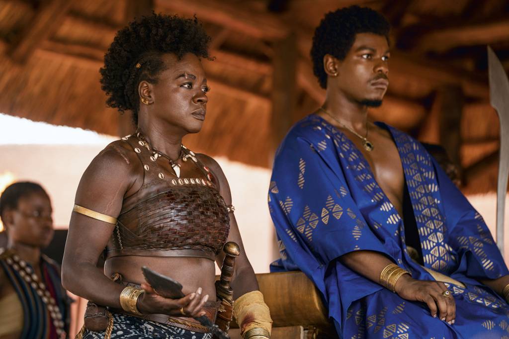 3-PAG.-PING—FILME-THE-WOMAN-KING-10.jpg EM CENA - Viola e John Boyega: preparação física intensa -