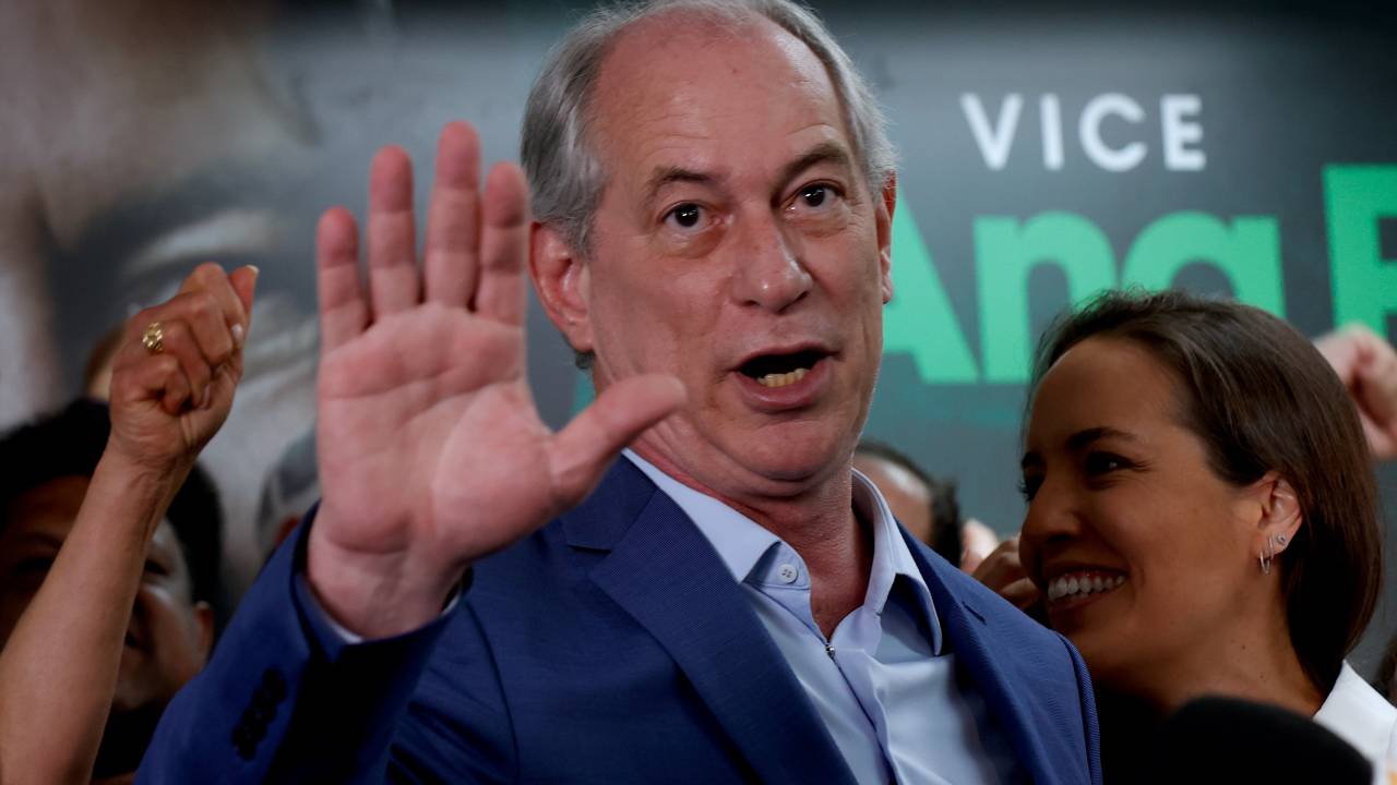 AME9957. SAO PAULO (BRASIL), 26/09/2022.- El candidato a la Presidencia de Brasil, Ciro Gomes, participa en una rueda de prensa hoy, en Sao Paulo (Brasil). El laborista Ciro Gomes anunció este lunes que mantiene su candidatura a la Presidencia de Brasil y denunció una campaña "inmoral" que exige su renuncia para favorecer al mandatario Jair Bolsonaro o al expresidente Luiz Inácio Lula da Silva. EFE/ Fernando Bizerra