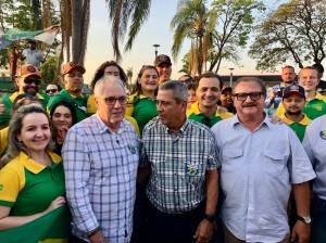 O general Walter Braga Netto (no centro), candidato a vice do presidente Jair Bolsonaro, e o ecretário de Assuntos Fundiários do Ministério da Agricultura, Nabhan Garcia (à direita), em Sinop (MT) O general Walter Braga Netto (no centro), candidato a vice do presidente Jair Bolsonaro, e o ecretário de Assuntos Fundiários do Ministério da Agricultura, Nabhan Garcia (à direita), em Sinop (MT)