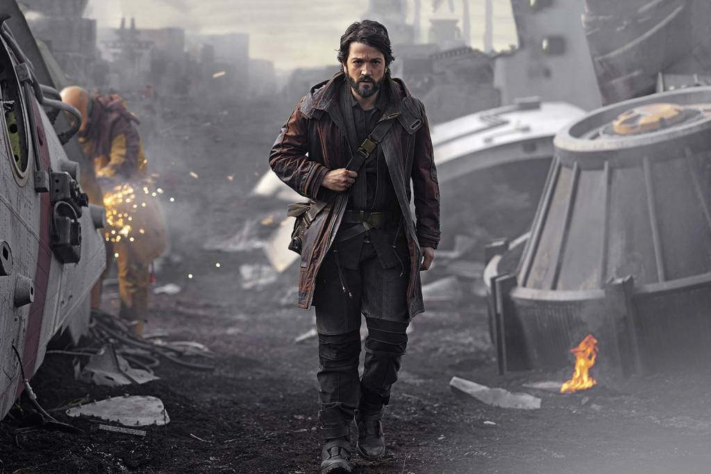 ANDOR—DIEGO-LUNA-2.jpg FORÇA LATINA - Luna como Cassian Andor na série: “As pessoas precisam se sentir conectadas com aquilo a que estão assistindo” -